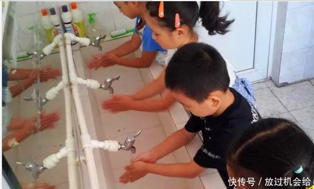 孩子如果脸上出现小白点,表示肚子里长蛔虫了