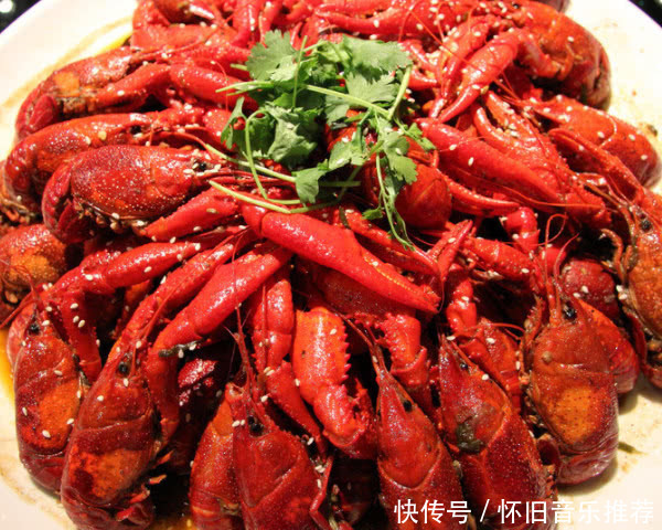 同学聚会,班长提前离席,结账时服务员一句话,全