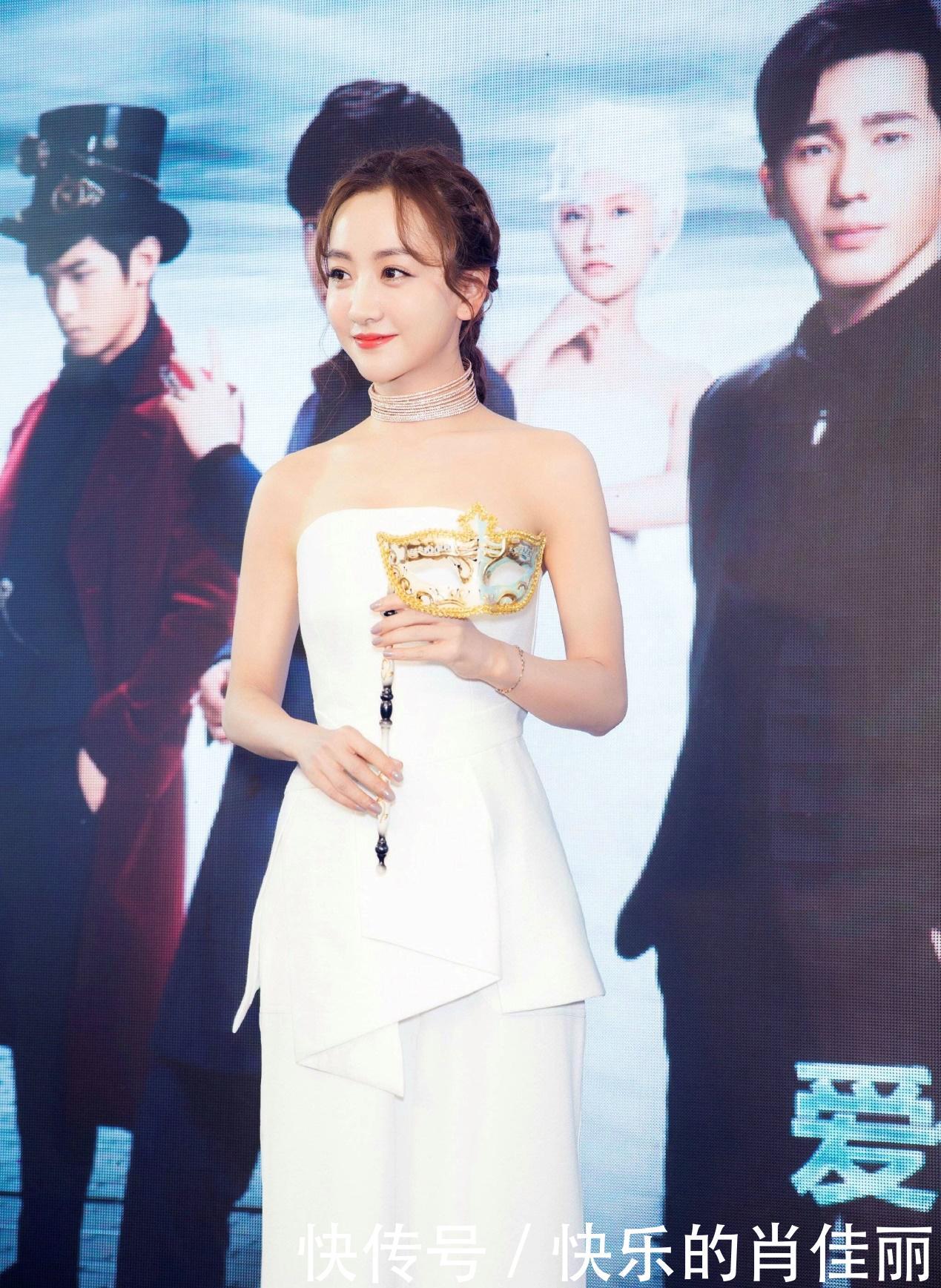 当杨蓉和宋茜同穿白色抹胸裙,一个气质超纯,一