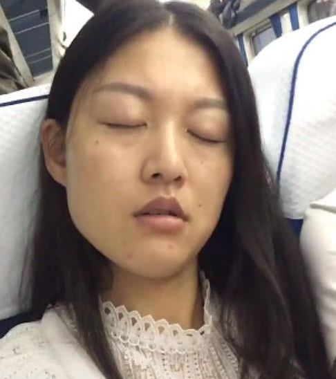 厕所坐美女遭人嫌弃,到火车换张脸,女子:美女交中国印度在大叔图片