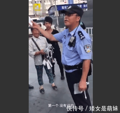 浙江大妈火车站卖充电宝, 民警当场摔烂后, 露馅了