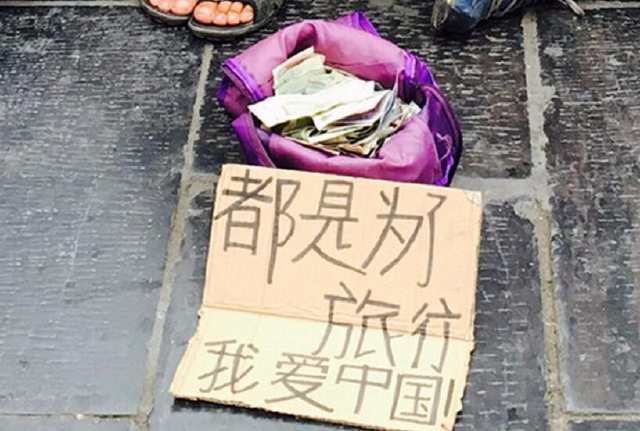 外国人来中国乞讨，真的懂规矩，看到城管就扮成游客