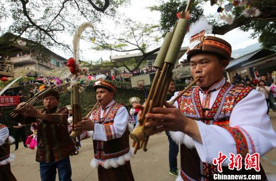 广西苗寨芦笙踩堂引游客围观