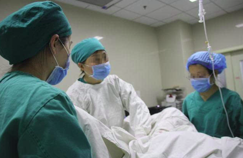 产妇产子,当宫口开了八指即将生产,公公跪着医