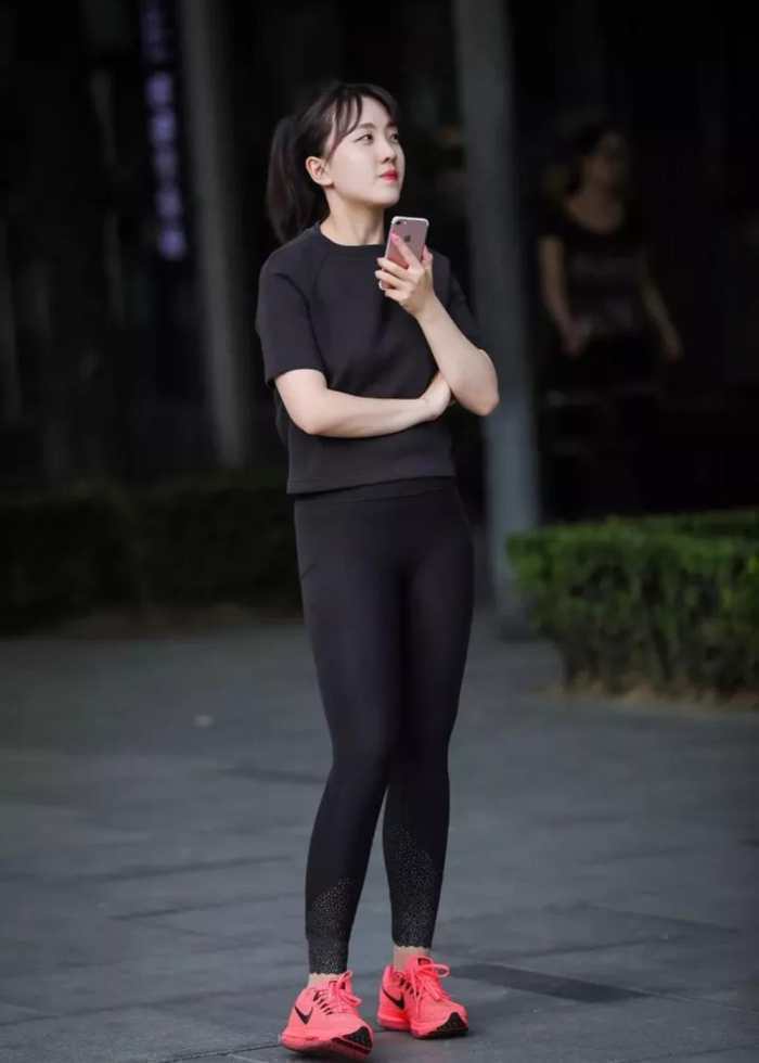 街拍:丰臀紧身裤美女,紧致勾勒好身材!