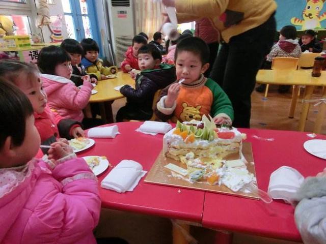 儿子幼儿园过生日,妈妈专门送的蛋糕却没人吃