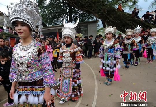 广西苗寨芦笙踩堂引游客围观
