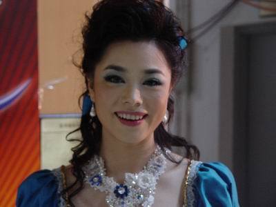 2006年5月20日23岁的嘉兴女孩钟丽燕再次站在全国青年歌手大奖赛的