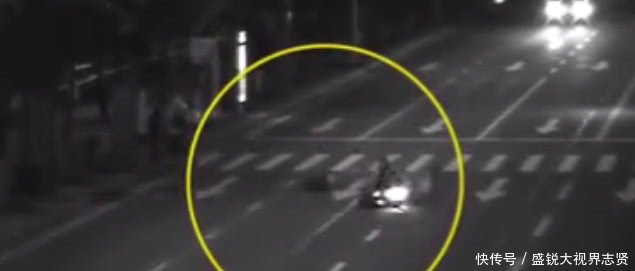 女子过马路玩手机撞上摩托车,致1人死亡,赔偿