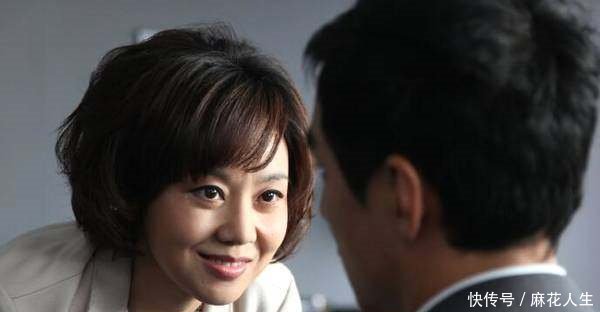 46岁的闫妮真是豁得出去,直接穿比基尼躺沙滩