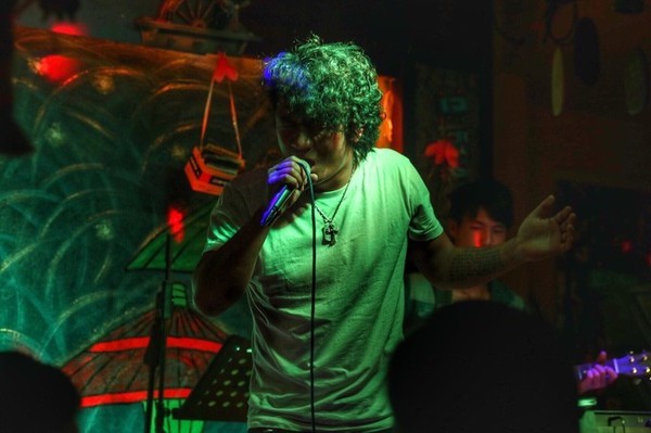 丽江只需要一个黄昏,看海棠花如何从身边飘落