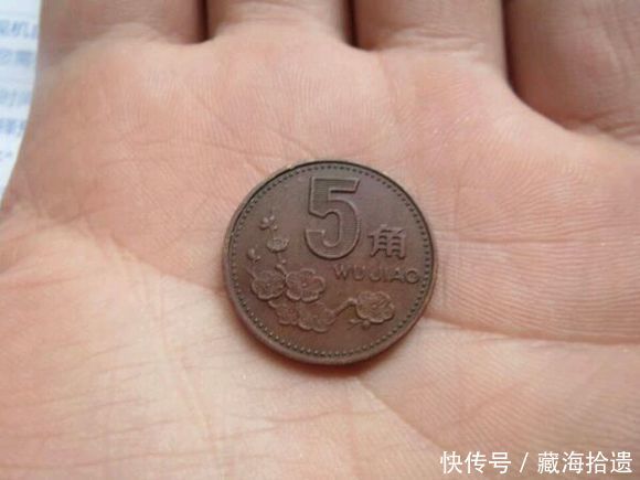 拾荒大爷捡到一枚红色硬币,转手卖了300块!