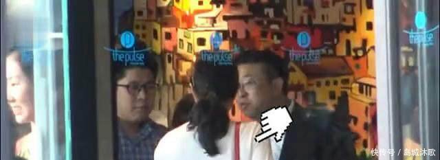 霍启刚郭晶晶一岁女儿曝光,小女孩皮肤雪白眼