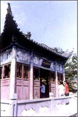 简介 禹王锁蛟井,位于禹州市城内古钧台南街中段东侧,清朝末年被人