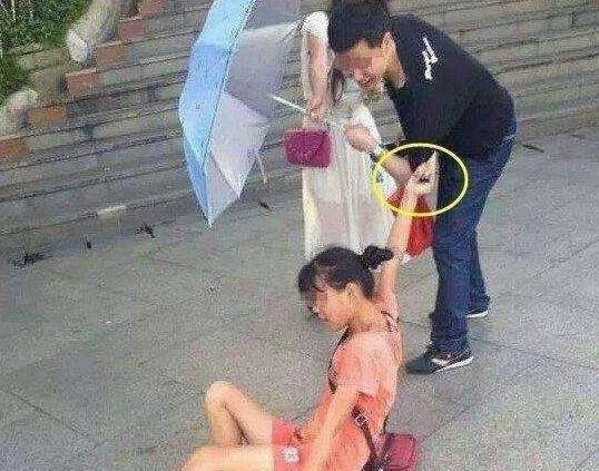 16岁女孩大街上推销鲜花,一旁男子没购买,结果