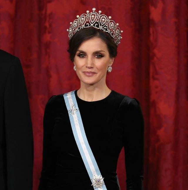 西班牙王后终于戴上最后一顶新王冠,搭配丝绒