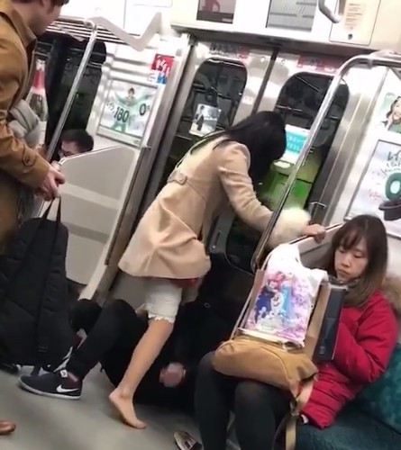 小情侣在坐地铁,不料发生让人尴尬的一幕,旁人劝阻还被打