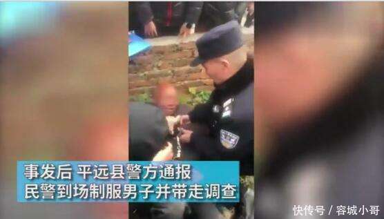 90后女子被老人强压在路边, 哭喊挣扎无人救 警方: 人已经被控制