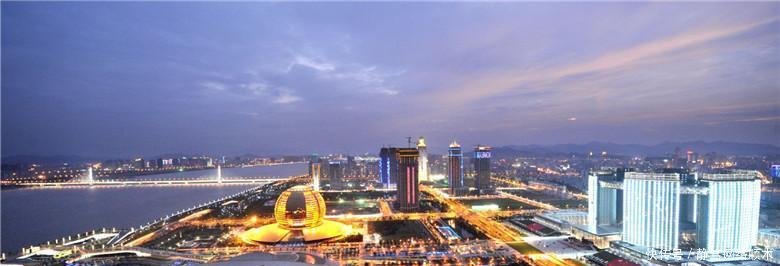 中国最高大上高铁站, 总投资250亿元