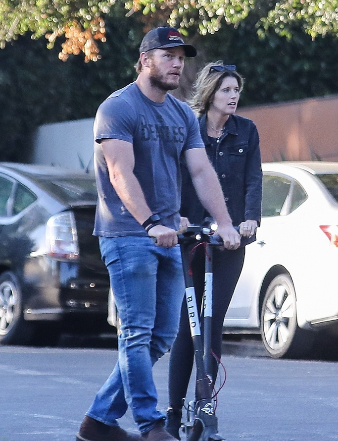 施瓦辛格女儿密会星爵 俩人骑电动接地气 网