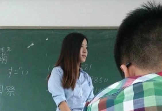 别人家的体育老师,因高中女生太痴迷,只调任失利女生的v体育图片