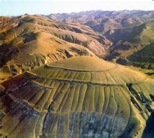 小山包 [loess hill],中国西北地区称顶部浑圆,斜坡较陡的黄土丘陵