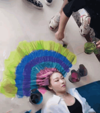 理发师用绝活给美女染发, 过程很奇葩效果很