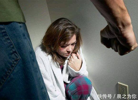 舅舅45岁终于要娶老婆，去他婚礼，看到新娘后我气得对她拳打脚踢