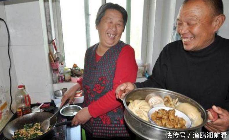婆婆将拆迁款全给小叔子,我为买房努力攒钱,一查余额我欲哭无泪
