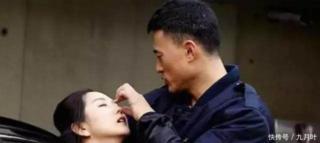 何洁离婚后沦落到给李小璐伴舞,全程惨被李维