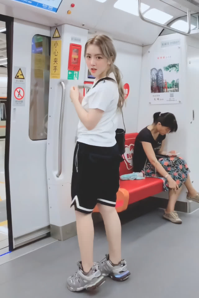 这是a这是小学生鞋?一踩一亮发光,她穿增工作总结计算机室小学图片