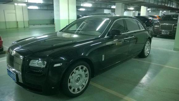 兰博基尼横停占4车位引公愤 有钱任性车主称楼都是我的