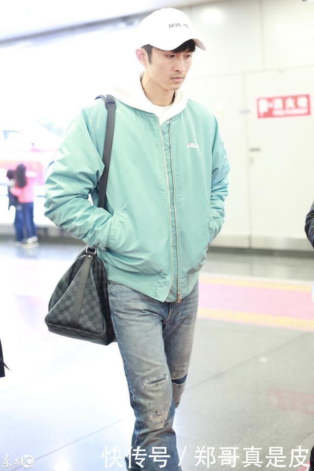 张云龙现身北京机场,浅色外套配上牛仔裤,这打