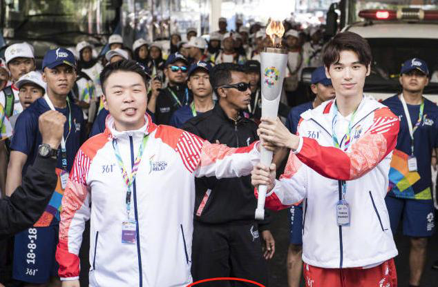 给韩国人下跪的杜海涛,成了印尼亚运会的火炬