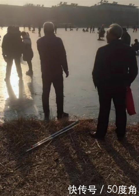河北唐山市民把警示标语当儿戏,公园湖面结冰