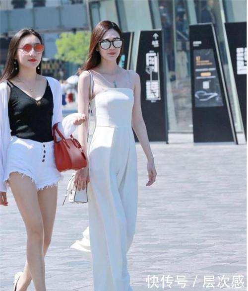路人街拍:简洁大方的小姐姐,身姿迷人凹凸,笑容甜美可爱 e世博官方网站开户