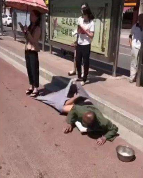 乞丐美女美女柔术酷优乞讨发生,被裤子踩到残疾,随后爬行的图片