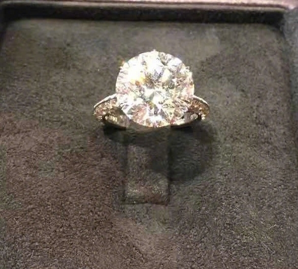 向佐求婚郭碧婷成功,向太打假钻戒品牌蹭热度