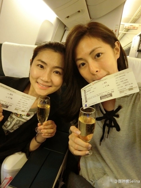 Selina一家四口赴欧洲旅游:家人的心贴近