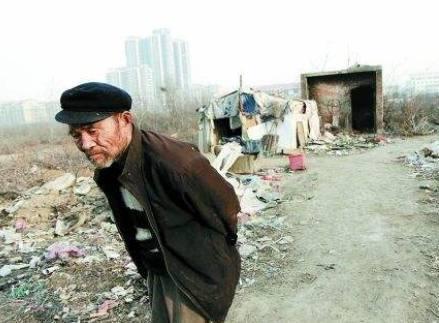 老汉收留傻女人3年,女人天天捡50块,老汉好奇跟踪,看见一幕傻