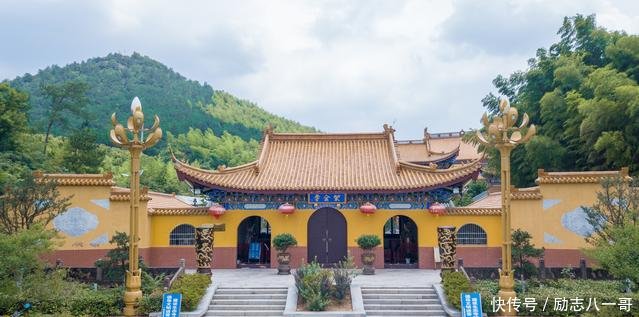 江西法师在安徽重建寺庙,香火鼎盛,网友跑那么