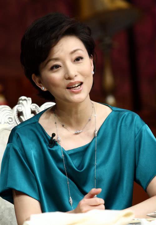 比黄渤还丑的男人,却娶了最美的主持人,儿女双
