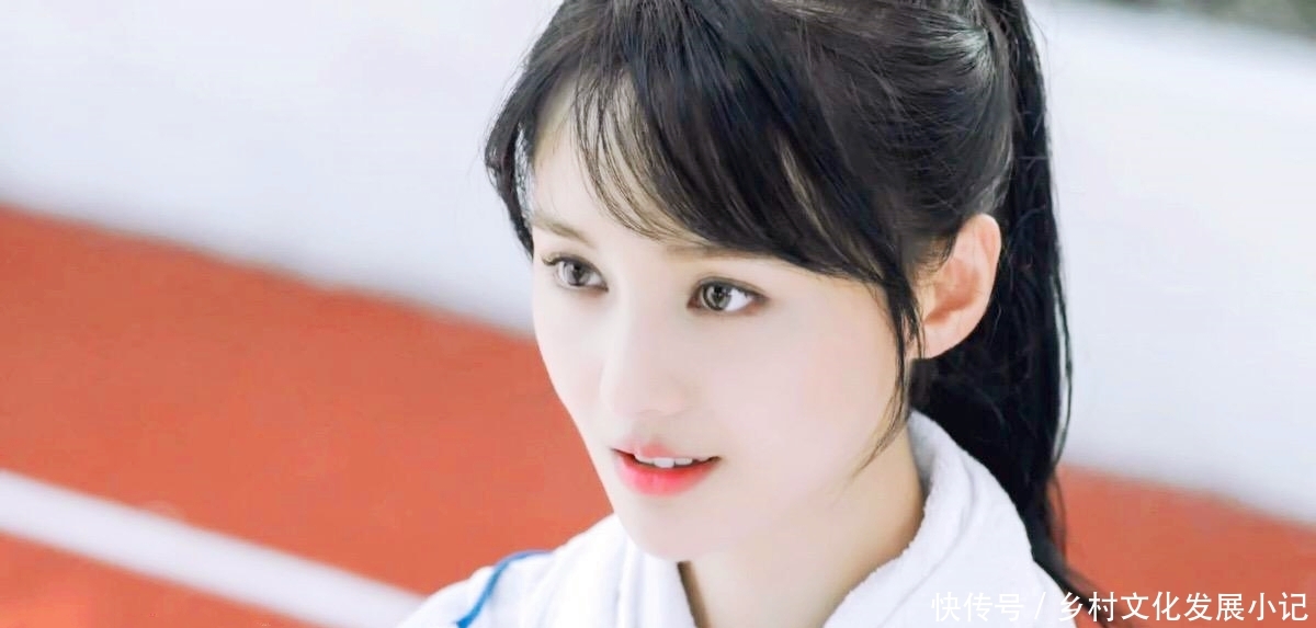 郑爽发布会忽扇自己大嘴巴,主持人当场尴尬,网