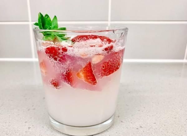 抖音网红下午茶草莓雪碧养乐多的做法,口感酸