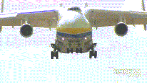 当地时间2016年5月15日,世界最大飞机安-225运输机载有130吨发电机