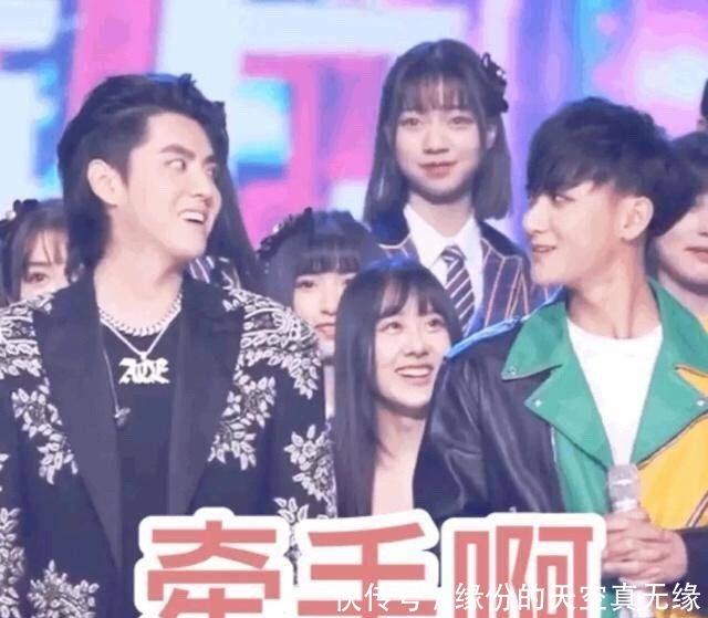 继鹿晗与吴亦凡和好之后,黄子韬与吴亦凡也牵