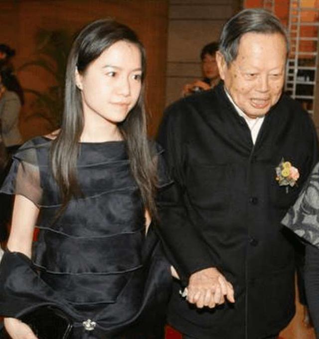 杨振宁96岁近照片曝光:不愿留下妻子一人