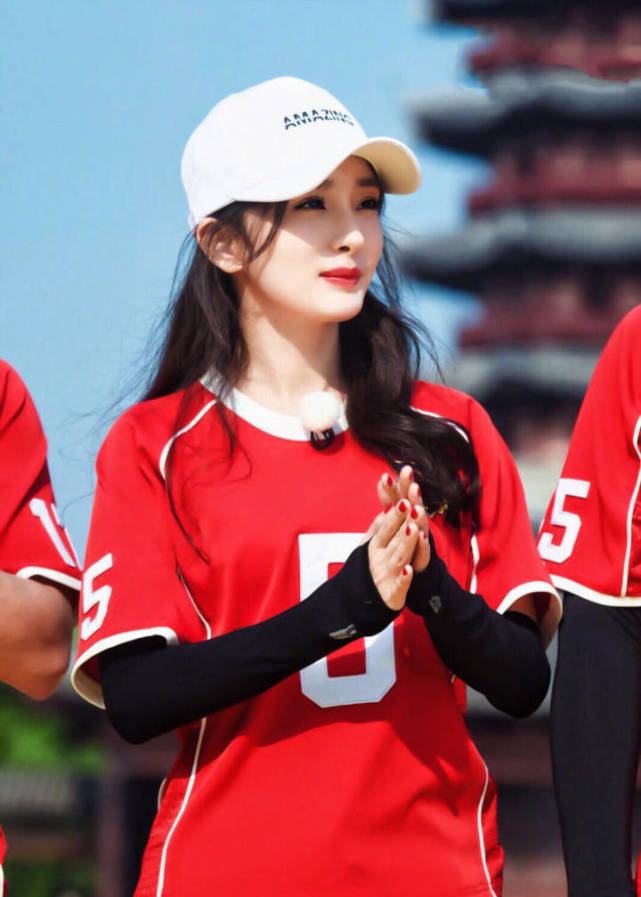 杨幂身穿红色运动服踢足球,元气满满!网友:美甲