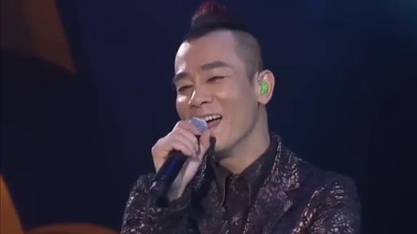 男人用哪种眼神看你,代表他爱上你?