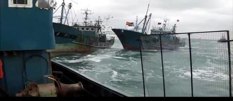 韩海警再向中国渔船开火:发射453发子弹 扣20
